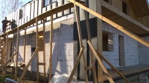 Монтаж фальцевой кровли с переходом на стену. Каркасный дом в стиле Барнхаус