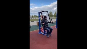 Уличный тренажер жим от груди - упражнения