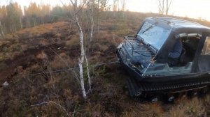 В поисках металла по болоту на вездеходе тингер