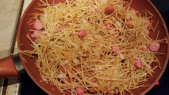 Лапша жареная с сосисками?Быстрый ужин