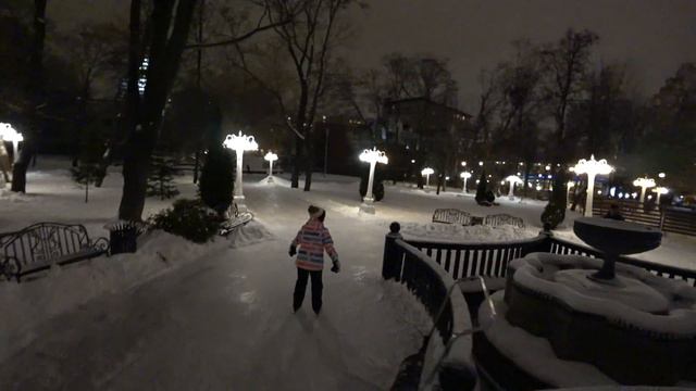 Каток с натуральным льдом ,сад Эрмитаж смотреть онлайн