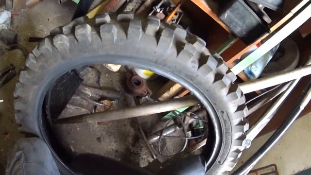 Замена камеры заднего колеса. Чиним на коленке!!! смотреть онлайн