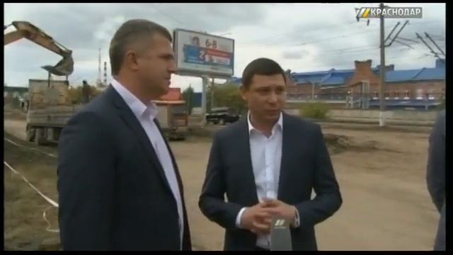 На ул. Новороссийской начали укладку основания проезжей части смотреть онлайн