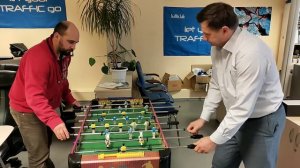 Весело играем в настольный футбол