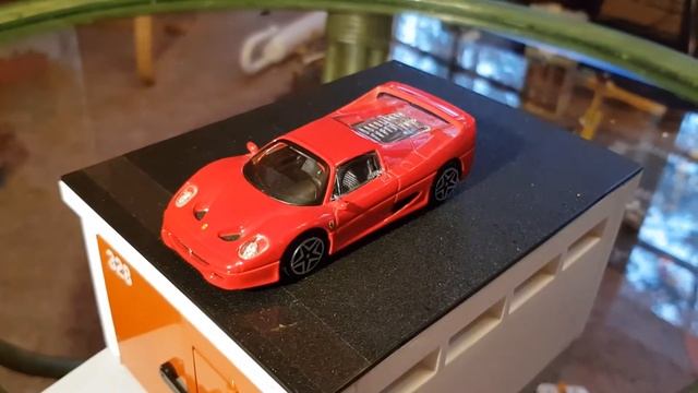 Степа открывает игрушки машинки Ferrari. Машинки Феррари. Бурраго смотреть онлайн