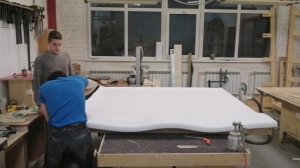 Кровать с очень большим изголовьем