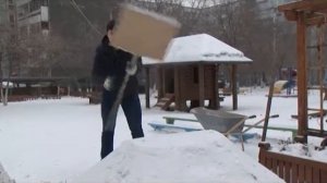 Вернемся в детство: строим горку из снега для детей