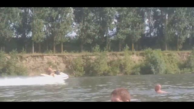 Река лето жара отдых  и гидроцикл 20210731 162542 смотреть онлайн