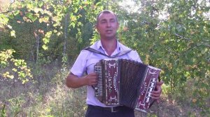 Простой русский фермер исполняет свою песню о родной земле