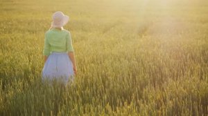 Девушку кинули к жеребцу в загон для потехи. То, что сделал конь шокирует!