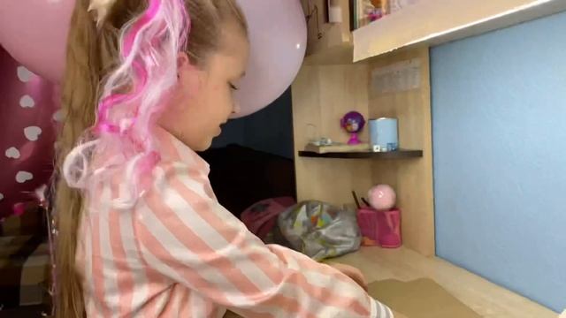 Распаковка подарков на День Рождения / Opening Birthday Gifts смотреть онлайн