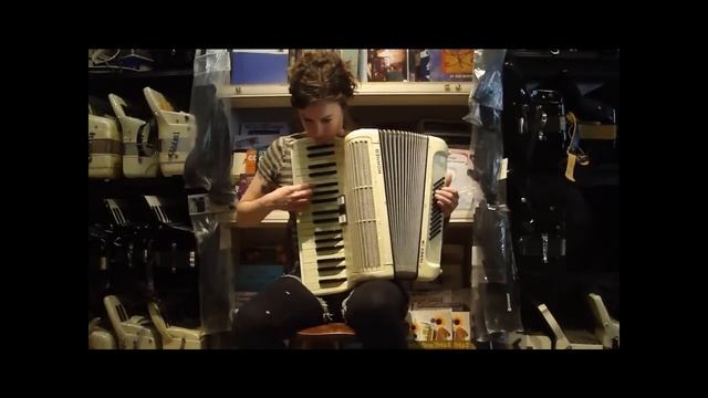 1112 - Cream Hohner Tango IM MM 60 $699 смотреть онлайн