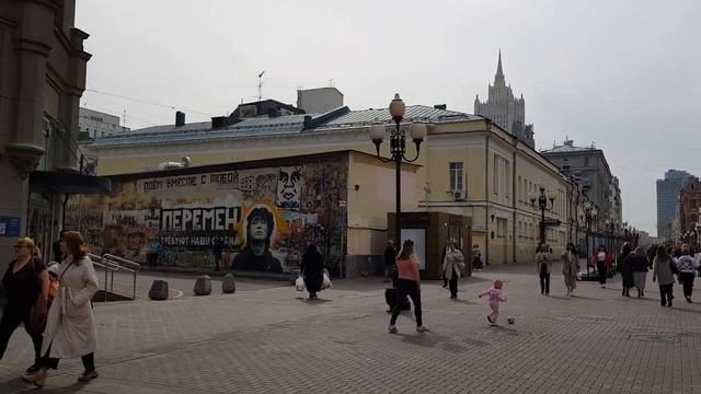 Как выглядит сейчас самая популярная пешеходная улица Москвы? Прогулка по Старому Арбату.