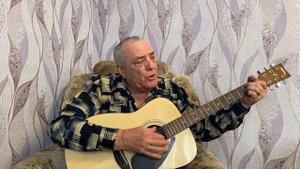 Залит ярким светом шумный ресторан