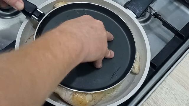 Рецепт хрустящей курицы в сковороде со сметаной и перцем