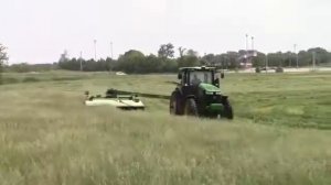 Трактор John deere на уборке трав.