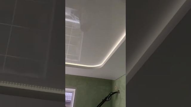 Как натяжными потолками с контурной светодиодной подсветкой выделить зону отдыха и кухни. смотреть онлайн