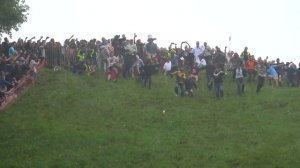 В БРИТАНИИ ПРОШЕЛ ТРАДИЦИОННЫЙ ЗАБЕГ ЗА БЕСПЛАТНЫМ СЫРОМ