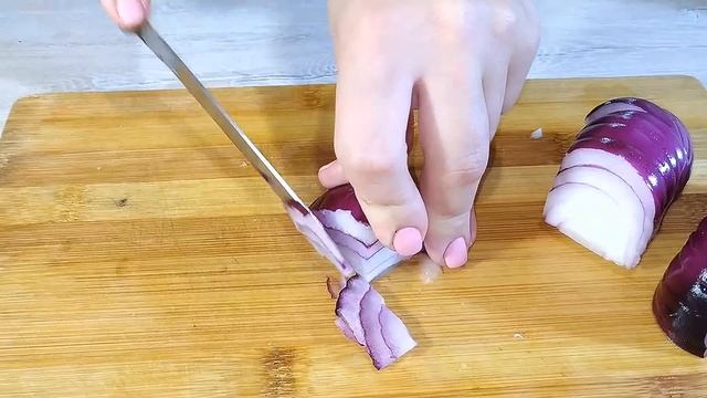 И не подумаешь! Из таких простых продуктов, а такой вкусный САЛАТ смотреть онлайн