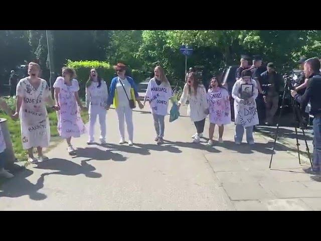 Украинки истошно орут, пытаясь помешать послу России в Польше возложить цветы смотреть онлайн