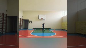 Техника ведения мяча подошвой с препятствиями и обучения передачи мяча в одно касание в футболе.
