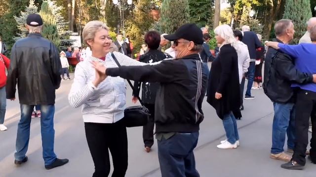 ЖИЗНЬ КАЗАЛАСЬ, КАК В РАЮ! СЧАСТЛИВЫЕ МОМЕНТЫ ИЗ ПАРКА ГОРЬКОГО ХАРЬКОВ ТАНЦЫ смотреть онлайн