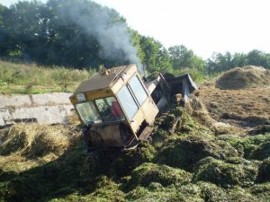 Tractor DT-75ml rammer silage (without sound) /// Трактор ДТ-75МЛ на трамбовке сенажа (без звука)