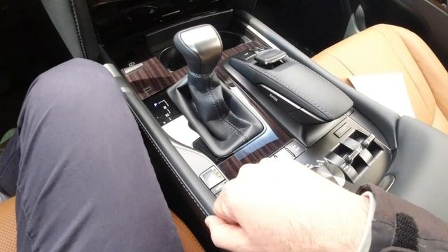 The Lexus LX 570 is Where the 200 Series Toyota Land Cruiser Really Shows its Age смотреть онлайн