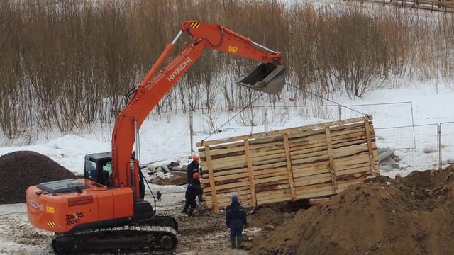 Экскаватор на стройплощадке в работе