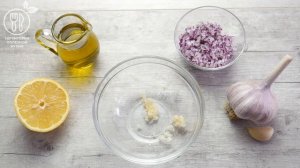 Салат из свежей тыквы с семенами подсолнечника и заправкой из лука и чеснока