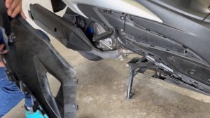 Suzuki Burgman 400 - Right Side Lower Covers Removal / Installation - 2017+ | Mitch's Scooter Stuff