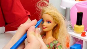 Видео прикол – Кукла Барби в Салоне красоты! Barbie в видео для девочек. Одевалки игры макияж