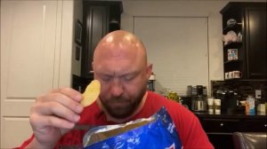 Мужик 10 часов ест чипсы и смотрит в камеру