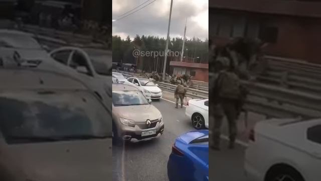 Военные занимают позиции у моста через Оку под Серпуховом, где проходит трасса М2 «Крым» в сторону М