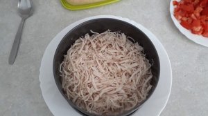 Слоеный салат с курицей и корейской морковью.