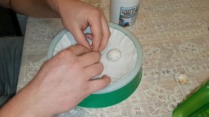 Как кормить новорожденных птенцов голубей.Легко даже для новичка.How to feed newborn pigeon chicks