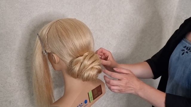 Весільна зачіска гладкий низький пучок з елементом плетіння смотреть онлайн