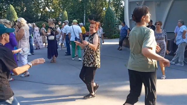 Тополя, тополя все в пуху💃🌹 Счастливые минуты в парке Горького💃🌹 Харьков 2021 смотреть онлайн