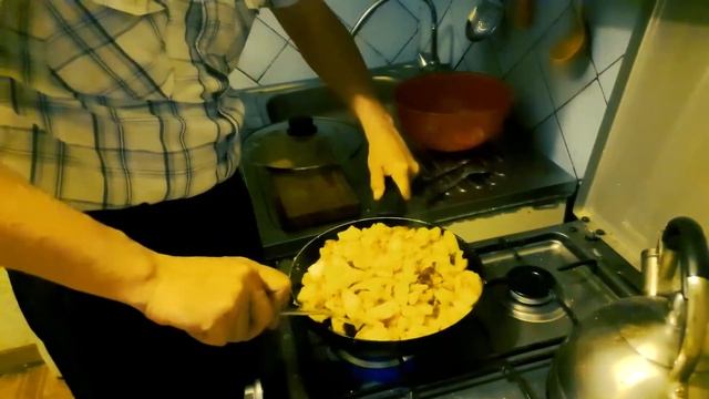 Окорочка с картошкой на сковородке 4