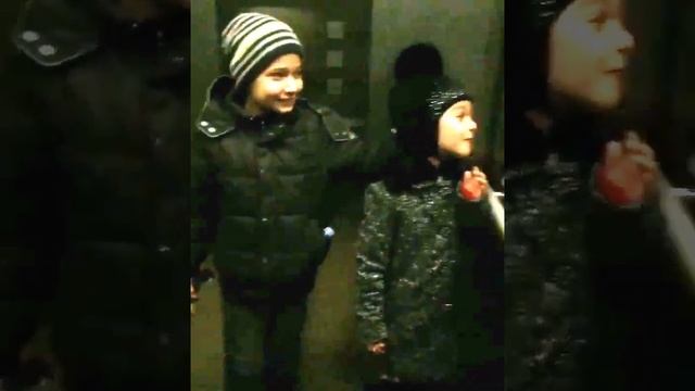 Ксения Бордина делает селфи детей в лифте