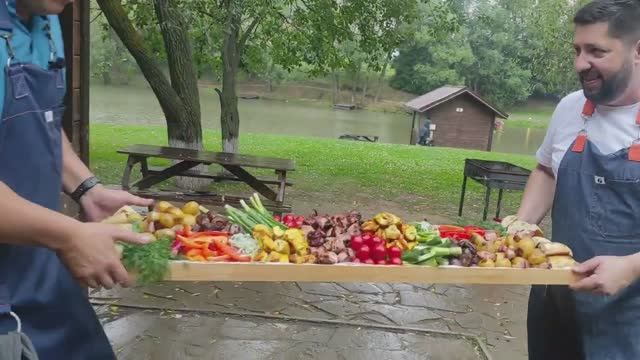 Праздничный стол на День Рождения на природе. Меню на 20 человек - Гастродоска с шашлыками в 1,5 м.