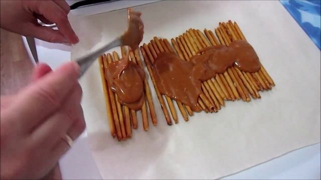 Оригинальная сладкая колбаска из соломки.