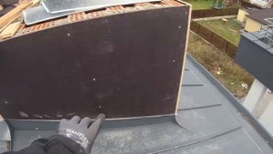 Облицовка трубы на фальцевой кровле.