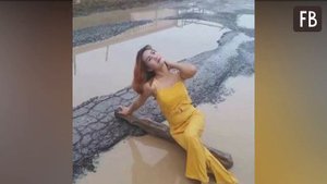 Девушка целый день "купалась" в луже. Жители села сначала осудили ее поведение, а потом пришли