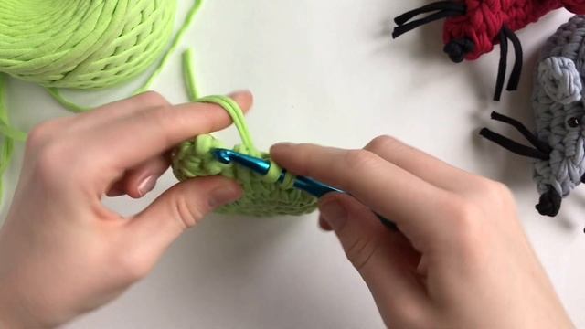 Вязаная мышка крючком из трикотажной пряжи