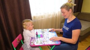 София ОТКРЫЛА МАНИКЮРНЫЙ САЛОН. КРАСИТ НОГТИ И Зарабатывает на ИГРУШКИ для чужих ДЕТЕЙ.