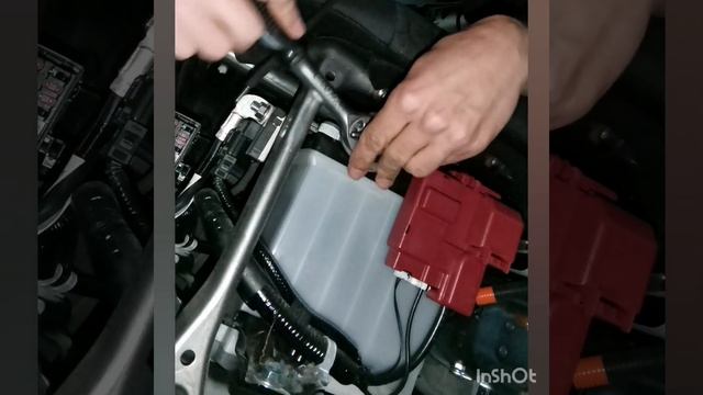 Toyota Yaris Cross Hybrid 2022 Battery 12V removal (negative termanial) смотреть онлайн