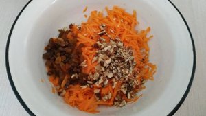 Морковные котлеты с грецкими орехами и изюмом