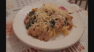 Спагетти с овощами и птицей