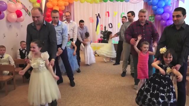 У ДОЧКИ ПАПИНЫ ГЛАЗА, У ДОЧКИ МАМИНА УЛЫБКА ДО СЛЬОЗ....... смотреть онлайн